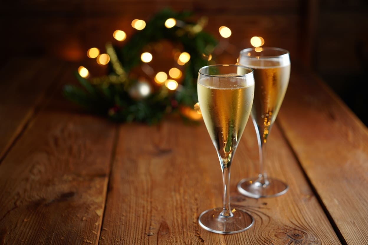 Два бокала с шампанским стоят на столе
